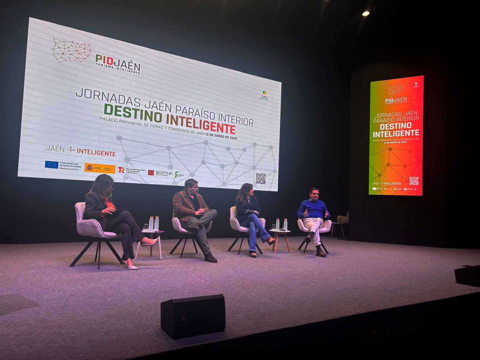 Mesa redonda sobre turismo inteligente con ponentes en las jornadas de la Diputación de Jaén.