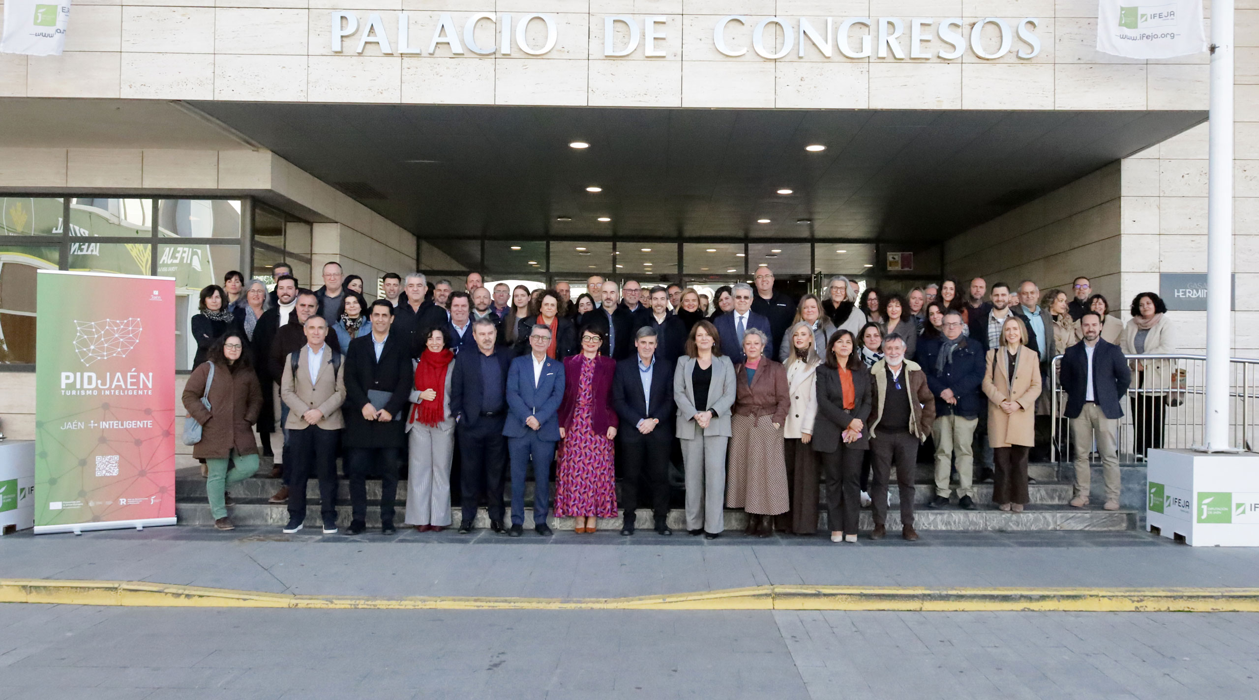 Foto de familia de los asistentes a las Jornadas Jaén Paraíso Interior - Destino Inteligente en el Palacio de Congresos