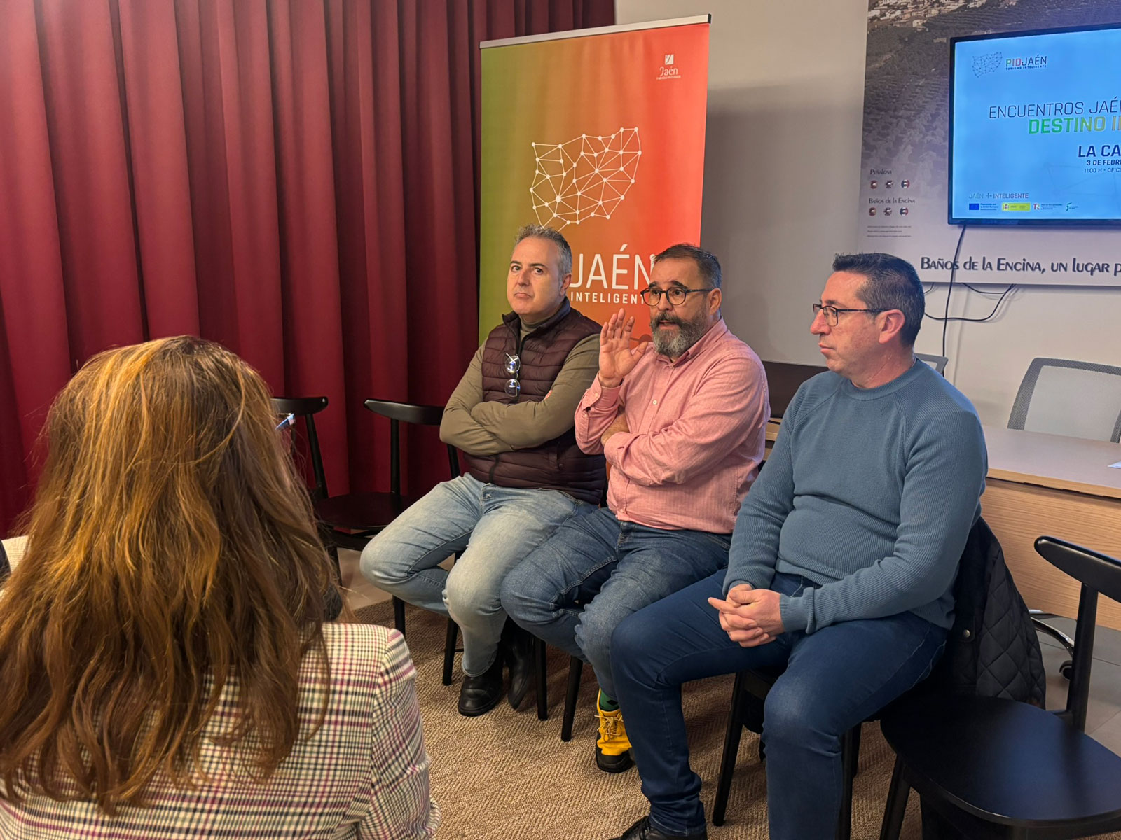 Asistentes sentados en primera fila durante la presentación del proyecto PID Jaén en La Campiña, con el presidente Paco Reyes en el escenario