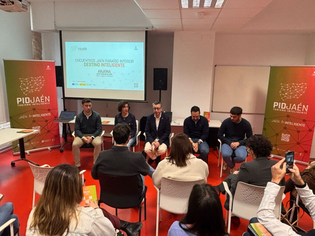 Alcalde de Arjona clausura un encuentro comarcal de PID Jaén junto a representantes de ayuntamientos y empresas turísticas.
