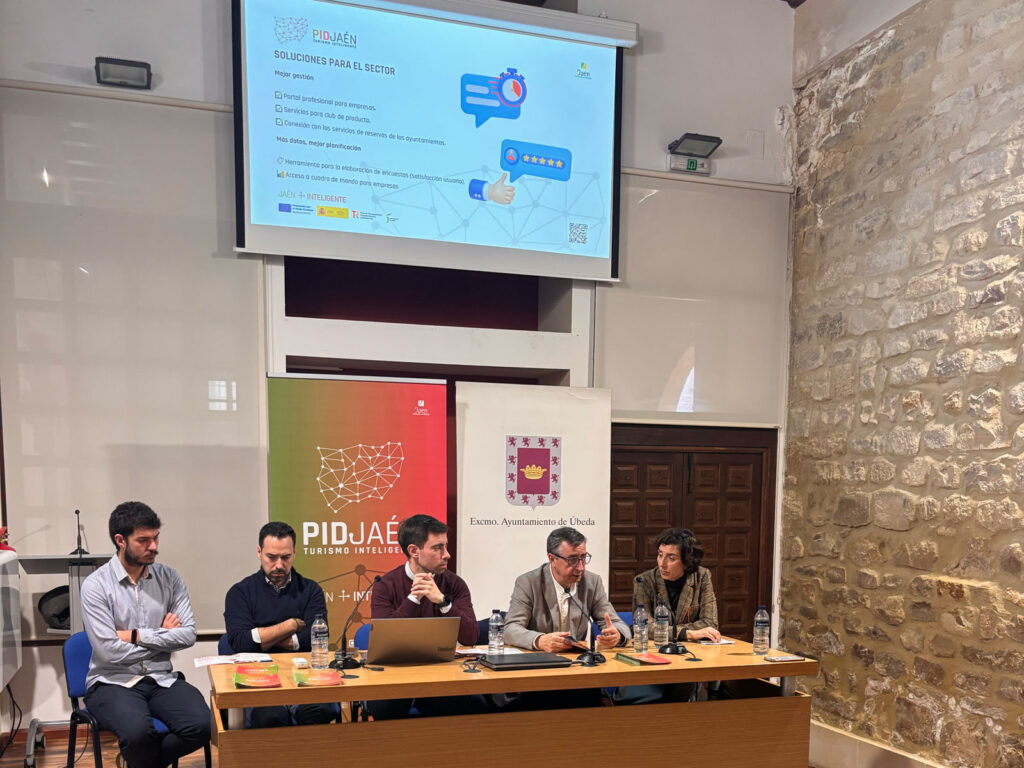 Mesa de ponentes durante las Jornadas Comarcales de PID Jaén en Úbeda, con representantes del ayuntamiento y del sector turístico.