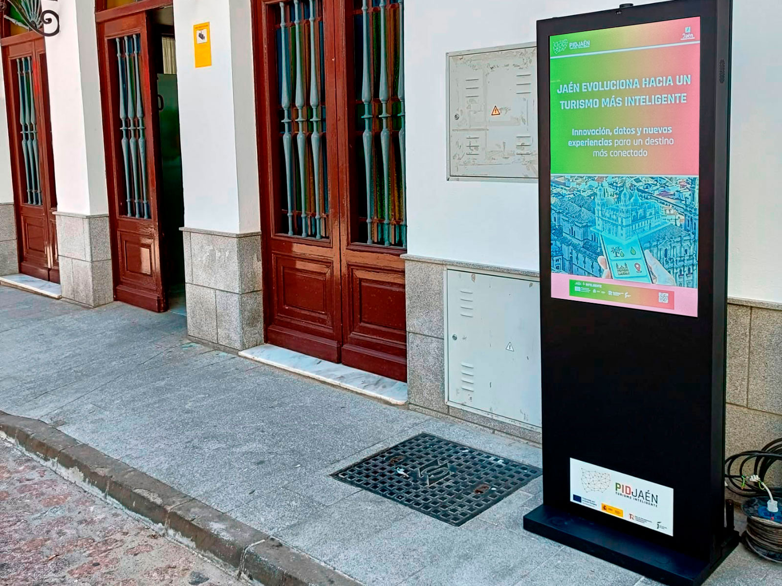 Tótem digital interactivo instalado en el exterior de un espacio turístico de la provincia de Jaén con información para el viajero