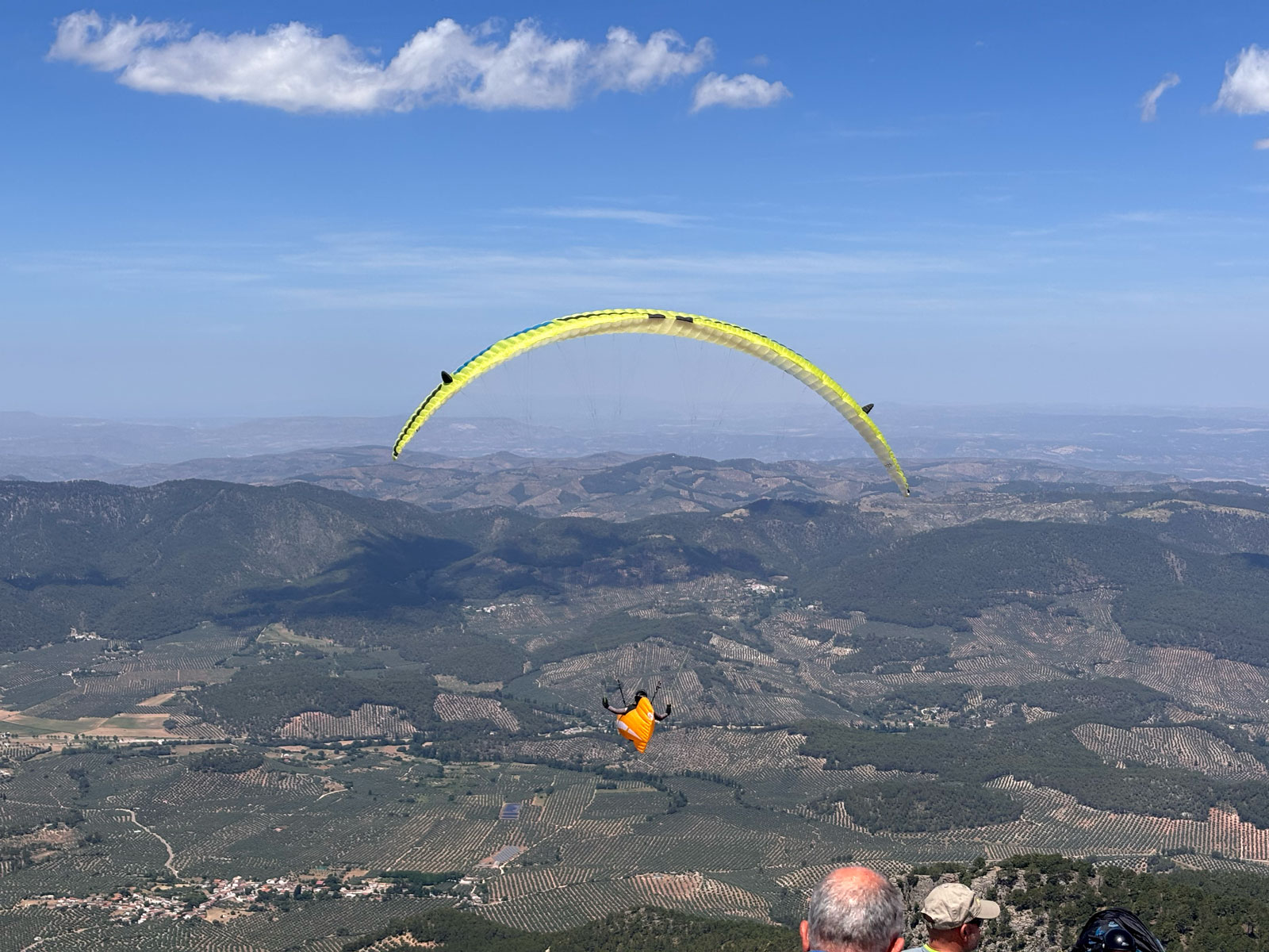 Equipo técnico de la PID Jaén realizando la validación del sistema de sensorización móvil durante el Festival Internacional del Aire de Segura de la Sierra.